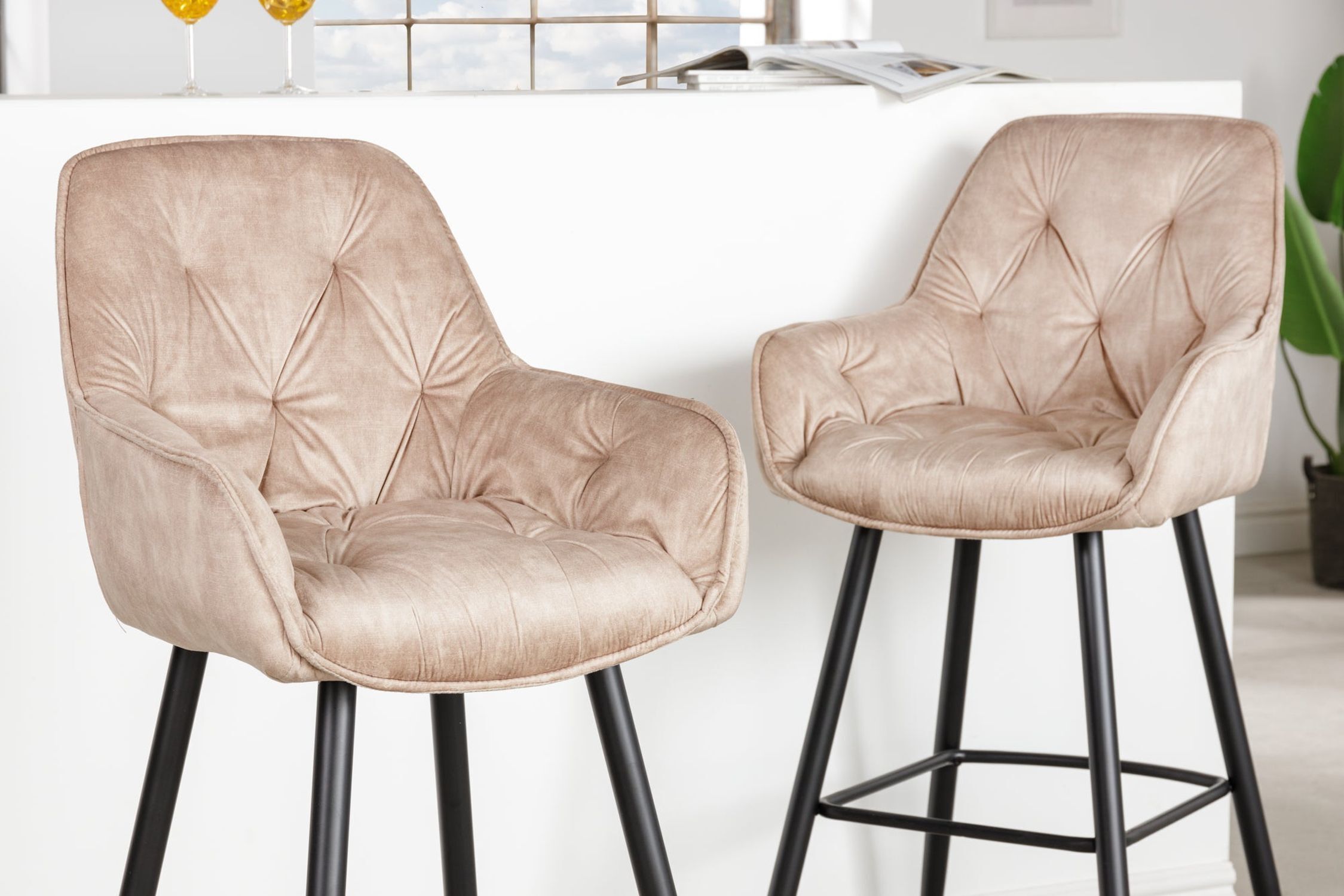 Barstuhl Chesterfield aus Samt Metall in Creme Beige Schwarz